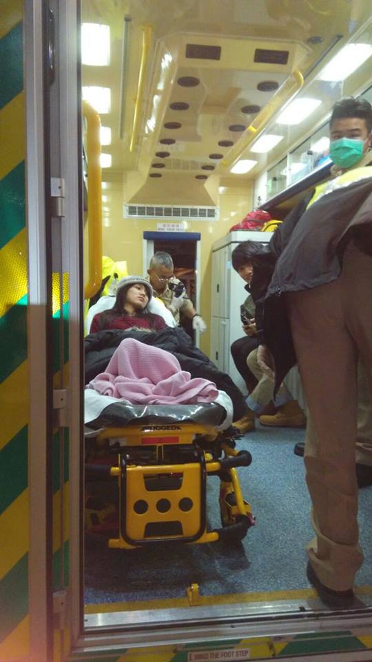 香港學民思潮成員黃子悅在絕食118小時後，因出現脫水症狀，晚間被送上救護車載往醫院檢查。圖：翻攝自學民思潮臉書   