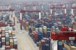 中國港口清倉速度的趨緩，被認為是經濟減速的警訊。圖為上海洋山港倉儲一景，看似貨櫃很多其實大部分是空的。圖：達志影像/路透社。
