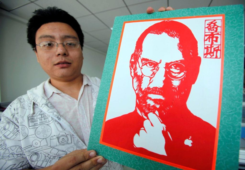 圖為中國網友用剪紙的方式紀念蘋果電腦創辦人賈伯斯的去世。圖片來源：達志影像/路透社   