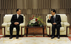 橫濱「連胡會」13日登場，台灣APEC領袖代表連戰（左）與中國國家主席胡錦濤（右），在胡錦濤下榻的ROYAL PARK HOTEL會面，2人公開寒暄後即閉門會談。中央社   