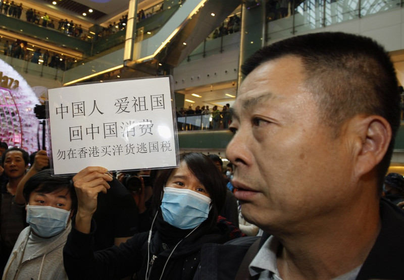 香港民眾至賣場抗議中國遊客到香港大肆採購。圖片來源：達志影像/路透社資料照片   