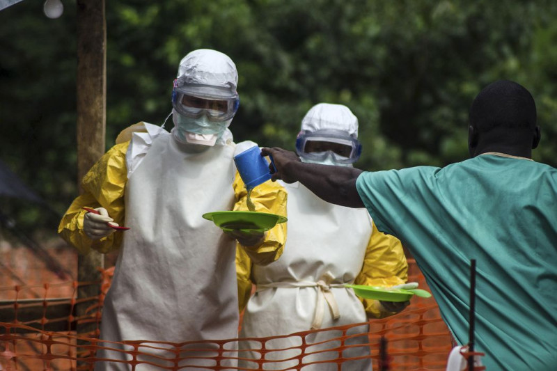 伊波拉病毒已造成西非673人死亡、逾1200人感染。圖為在獅子山的凱拉洪，無國界醫師組織人員將食物送進隔離區。圖片來源：達志影像/路透社   