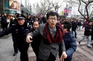 中國網友去年的「茉莉花」抗爭行動遭到公安驅趕。圖片來源：達志影像/路透社資料照片。   