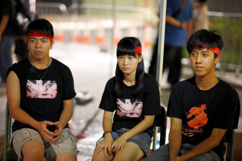 為抗議香港政府強推「洗腦教育」，3名「學民思潮」成員從昨天下午4點開始，宣布展開絕食行動。圖片來源：翻攝自kokkin chan臉書。   