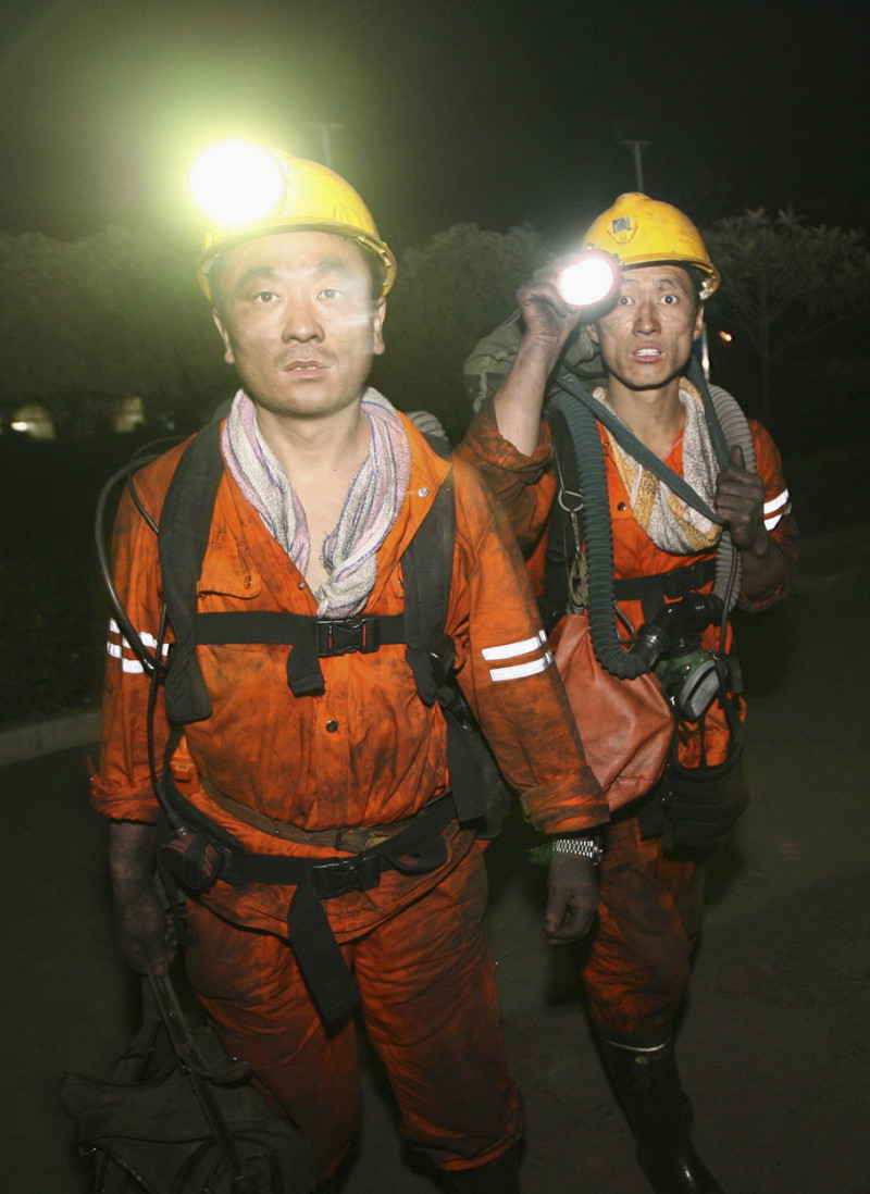 中國河南省中部礦區16日發生瓦斯氣爆礦災，造成26死 11人受困，救援人員正想辦法從好幾噸的煤灰中救人。圖片來源：達志影像/路透社   