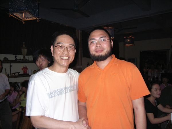 歌手侯德健(左)和中國博客北風2009年5月10日在廣州芳村土著酒吧的合照。圖片來源:翻攝自北風twitter。   