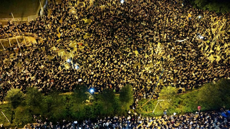 昨晚舉行的全民黑衫集會，大會宣佈有12萬人出席集會，警方估計，截至晚上9時半，共有36000人在金鐘一帶集會。圖片來源:翻攝自香港獨立媒體臉書   