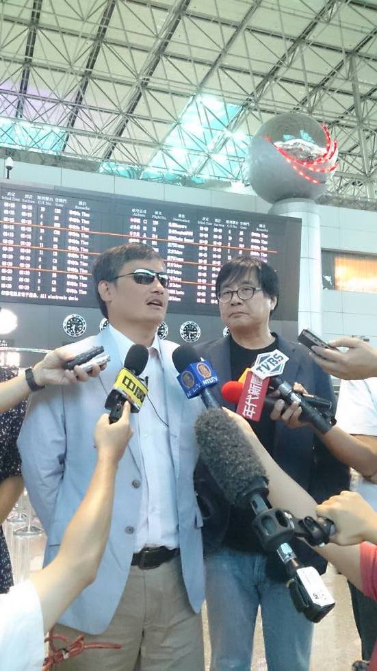 大陸維權律師陳光誠今天結束訪台行程時說，台灣民眾熱情，讓他印象深刻，台灣更擁有與全球民主社會一樣的民主自由。圖片來源：台灣關懷中國人權聯盟。   