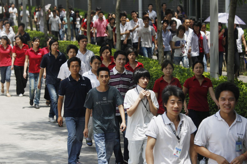 香港大學師生監察無良企業行動（SACOM）月前發布調查報告，直指鴻海集團轄下的富士康公司將工人當機器，大量使用學生工、員工超時工作情況嚴重。圖為富士康員工走出工廠的畫面。資料照片：達志影像/路透社。   