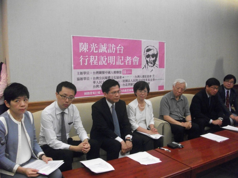 台灣關懷中國人權聯盟等民間團體今（13）日召開記者會，公布陳光誠來台時的行程。圖：涂鉅旻/攝   