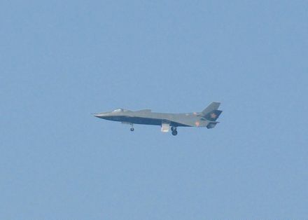 殲-20原型機在空中飛行的照片已出現在中國非官方的軍事網站上。圖片來源：翻攝自網路   