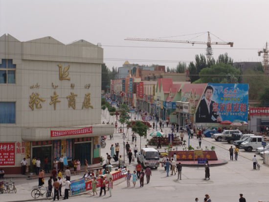 根據中國《天山網訊》報導，9月21日17時許，新疆巴州輪台縣城一商鋪門口、陽霞鎮、鐵熱克巴紮鄉等處發生爆炸，造成2人死亡、多人受傷。圖：翻攝網站   