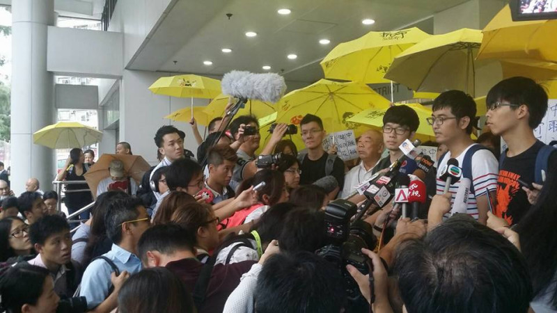 包括黃之鋒（右）、羅冠聰、周永康等香港學運領袖在2日出庭前，接受訪問。圖：翻攝學民思潮臉書   