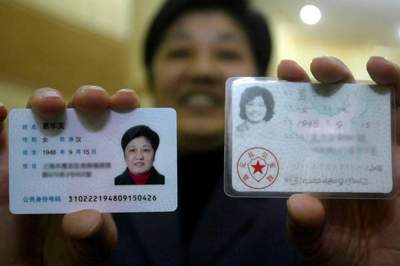 中國第一代（右）與第二代居民身份證的比較。圖片來源:新華社   