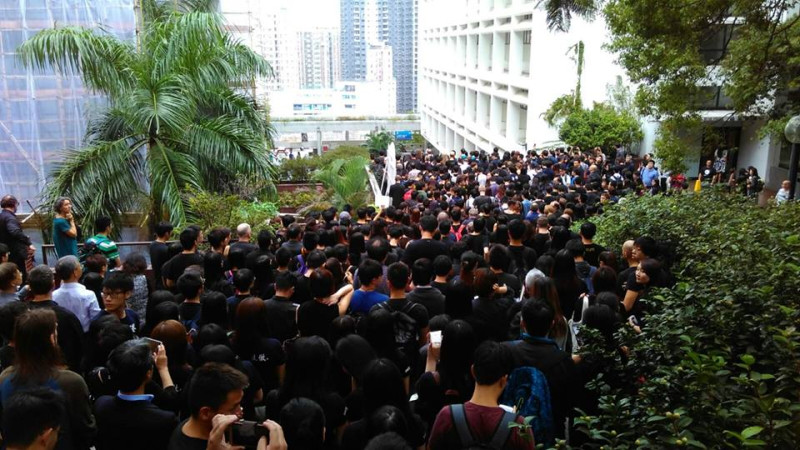 香港大學2000師生6日發起靜默遊行，全體著黑衣，校園一片黑壓壓，雖然靜默卻聲勢驚人。圖：翻攝港大百年基業臉書   