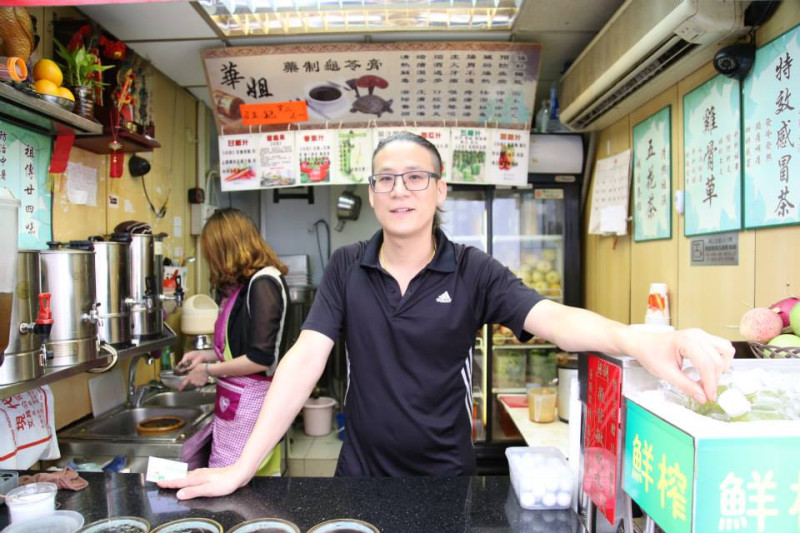 旺角鼔油街的飲料店「華姐野葛菜水」劉老闆說，他生意因為佔中掉了一半。圖3之2：林雨佑/攝   