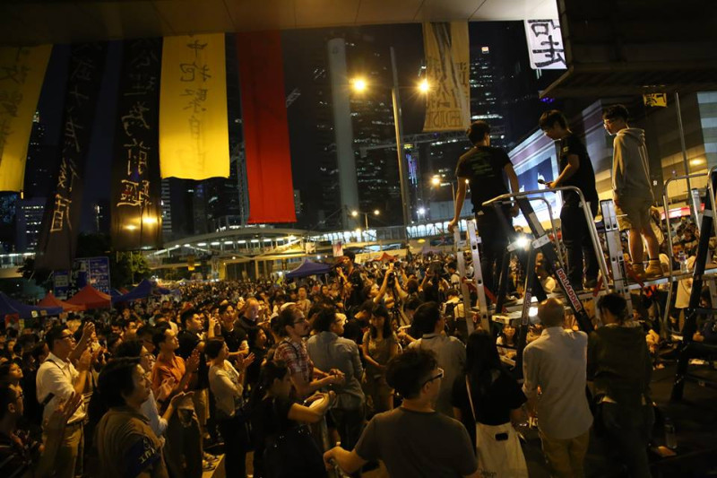 根據香港最新民調，支持「佔中」運動的受訪者比例從10月的37.8%降至33.9%，不支持的比例則由35.5%升至43.5%。圖為10/8佔中金鐘佔領區情形。圖：新頭殼資料照片   