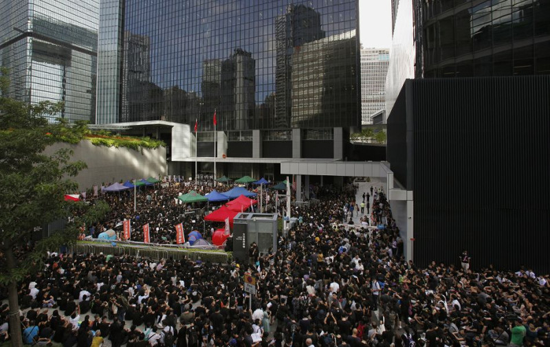 香港反洗腦行動聯盟連續6日展開佔領行動，人潮聚集於港府總部前，圖為3日的抗議情形。圖片來源：達志影像/路透社。   