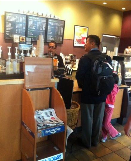 美國駐中國大使駱家輝前往中國赴任、在西雅圖機場轉機時，被拍到自己單獨買咖啡的照片。這樣在民主國家十分平常的作法，卻在中國民眾間引起一片驚嘆之聲。因為在中國的官員幾乎不可能如此。圖片來源:翻攝自網路。   