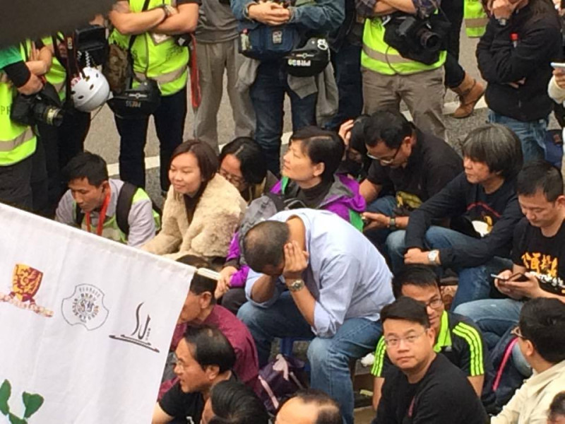 港警針對佔中進行最後清場，下午5時許，壹傳媒主席黎智英遭逮捕，黎被捕時面露微笑。
圖3之2：翻攝自香港獨立媒體網臉書   