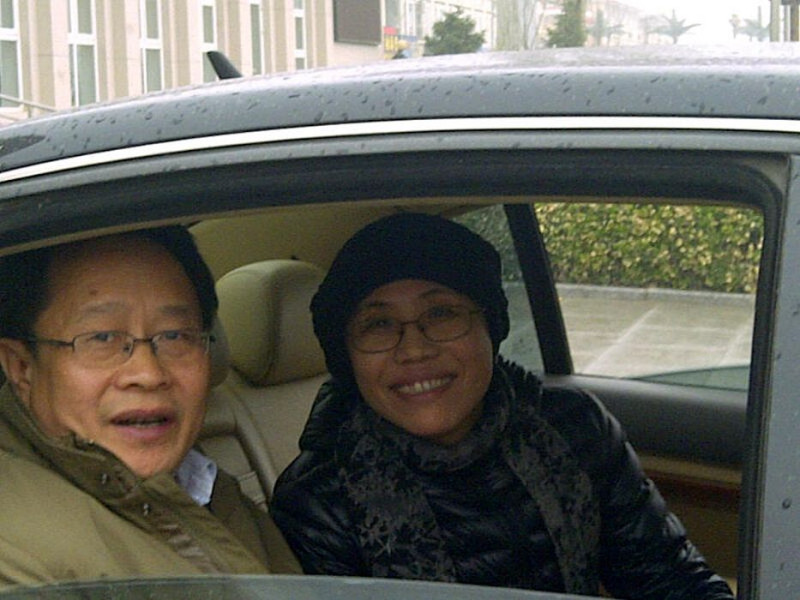 遭軟禁2年的諾貝爾和平獎得主劉曉波妻子劉霞（右），今天搭車出席胞弟劉暉被控詐騙案件的庭審。圖片來源：達志影像/美聯社。   