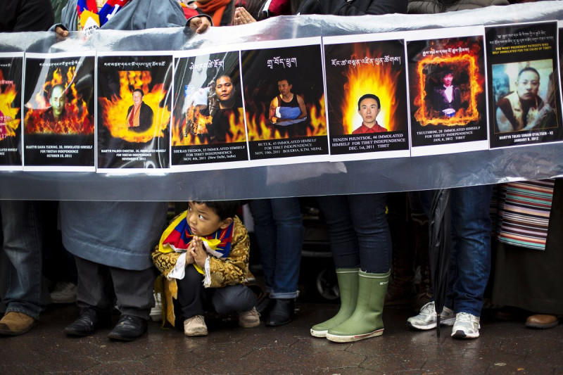 位在印度的西藏流亡政府，今（30）日宣布將在首都新德里當地舉辦名為「藏人共命運」的大型活動，呼籲國際與印度人民能夠支持西藏。圖為民眾呼籲國際重視西藏自焚事件。圖片來源：達志影像/路透社資料照片。   