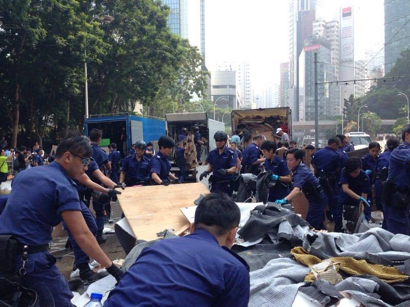 香港警方今（14）日清除佔中民眾的物品。圖2之2：翻攝自香港獨立媒體網   