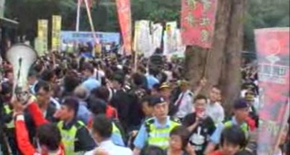 由香港民主黨、教育專業人員協會、公務員工會聯合會和多個團體今(6)日下午發起「紫荊花革命」反對財政預算案大規模遊行，一度警方對峙，引發情勢緊張。圖片來源：翻攝自網路   