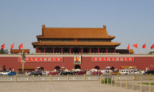 北京天安門廣場4日照常舉行升旗，但安排大批公安戒備。圖：翻攝網路   