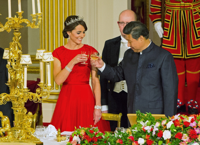 中國國家主席習近平訪英，女王伊麗莎白二世在白金漢宮以隆重國宴歡迎，凱特王妃也首次出席國宴。圖片來源：達志影像/路透社資料照片   