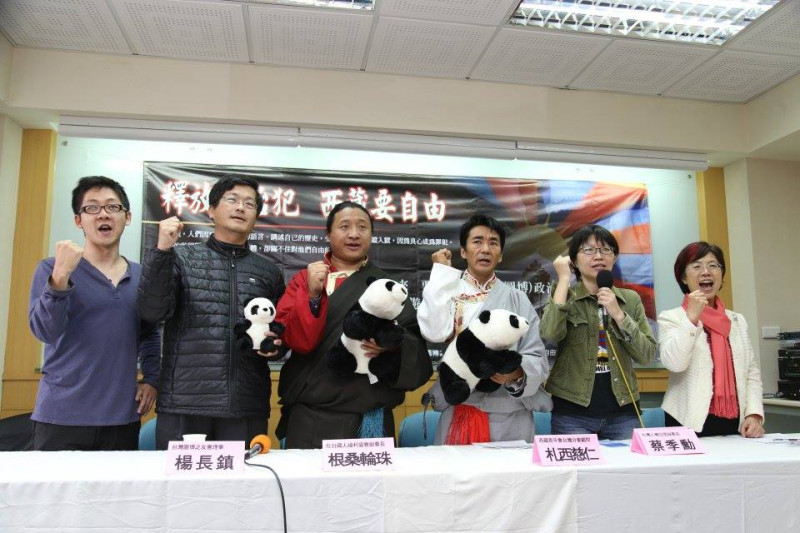 根桑輪珠等人拿著貓熊布偶，高喊口號「貓熊要自由，圖博要自由！」圖：林雨佑/攝   