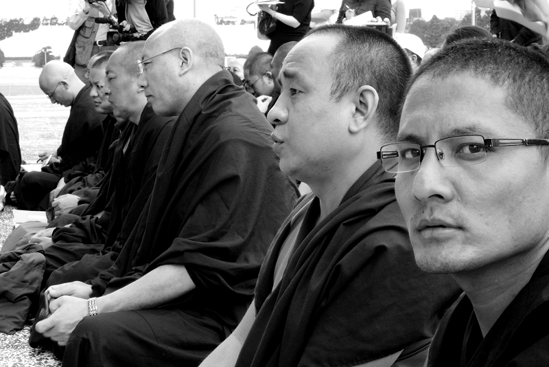 在台灣的流亡藏人及人權團體今（19）日上午在自由廣場前，以落髮、絕食及祈福活動，呼籲各界關注西藏的人權問題，他們也為犧牲生命的藏人同胞感到難過。圖片來源：楊宗興/攝   