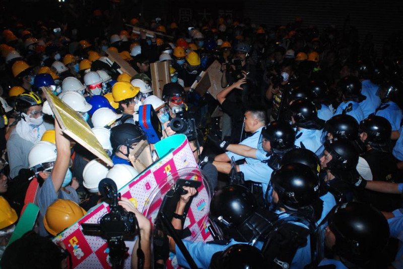 26日凌晨近1點時，山東街近彌敦道交界，佔領人士和警方再次發生衝突。圖：翻攝自香港獨立媒體網   