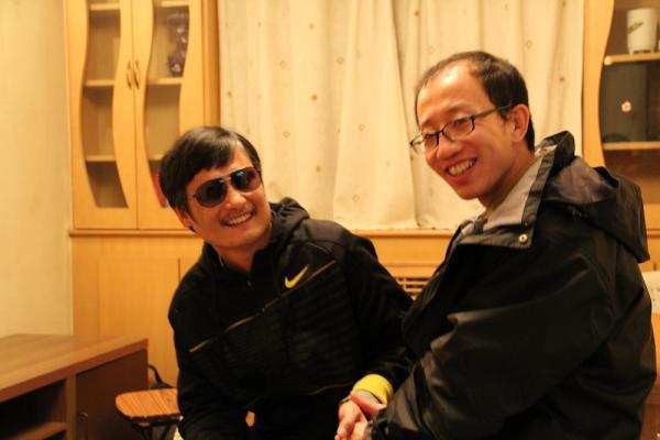 維權人士胡佳透過妻子曾金燕在網路發佈一張胡佳與陳光陳的合照，並向媒體透露，陳光誠人就在美國駐北京使館。圖片來源：翻攝自網路   