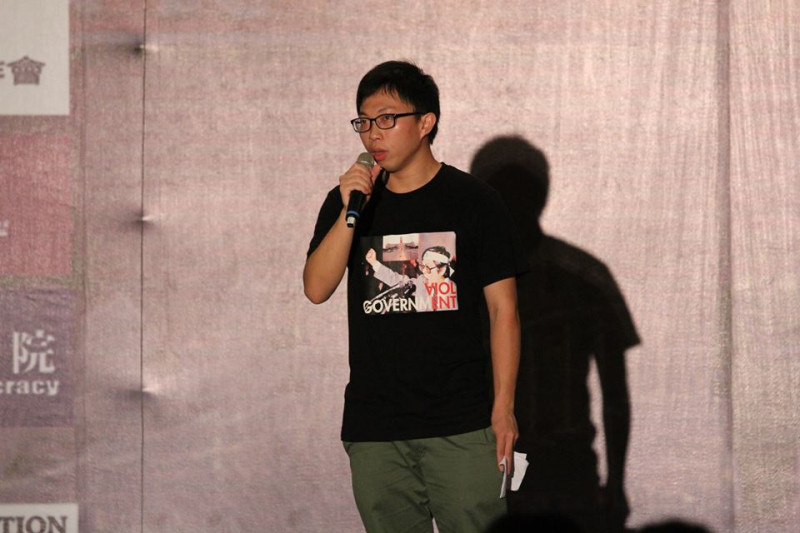 黑色島國青年代表魏揚今（4）晚站上自由廣場六四紀念晚會舞台表示，台灣人應該要幫自己，也幫中國奪回他們的歷史和記憶。圖2之1：林雨佑/攝   