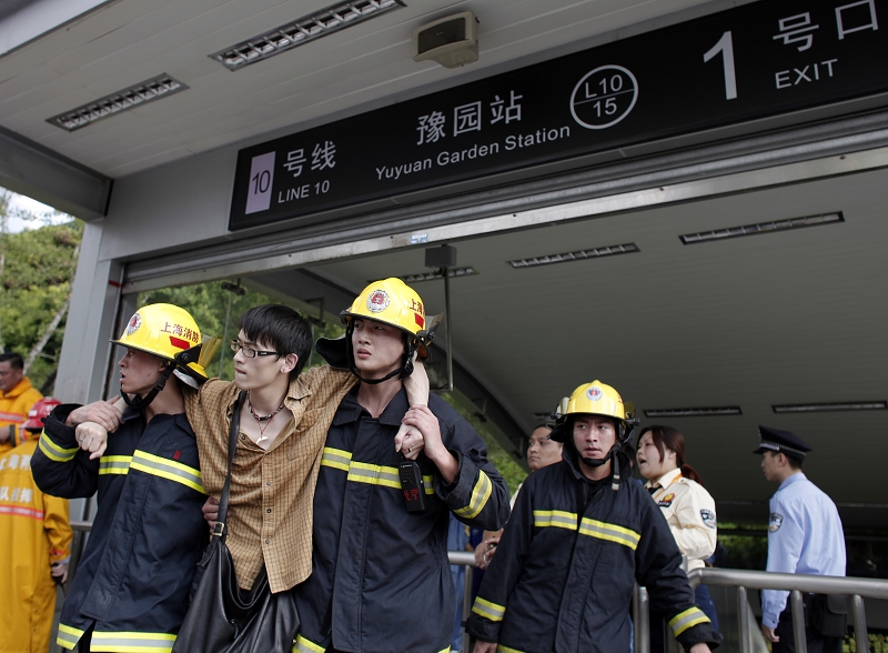 上月27日在上海發生的地鐵追撞事故，調查小組昨（6）日公布調查結果，認為相關失職人員12人應給予撤職或記大過處分。不過中國網友對此結果並不滿意，不少人要求追究相關刑事責任。圖片來源:達志影像/路透社   