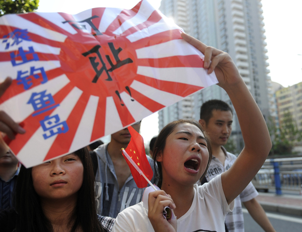 不滿日本將釣魚台國有化，中國民眾反日情緒不斷升高，在日本駐北京使館外的示威抗議今（15）日進入第5天，抗議人潮不斷暴增到超過3千人以上，讓現場1千多名鎮暴警察顯得力不從心。圖片來源：達志影像/路透社   