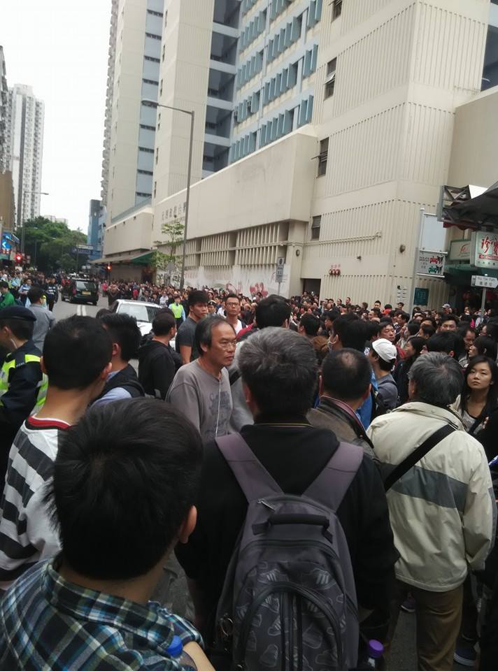 香港今(1)日舉辦反水貨遊行，現場爆發激烈衝突。圖：翻攝自本土民主前線臉書。   