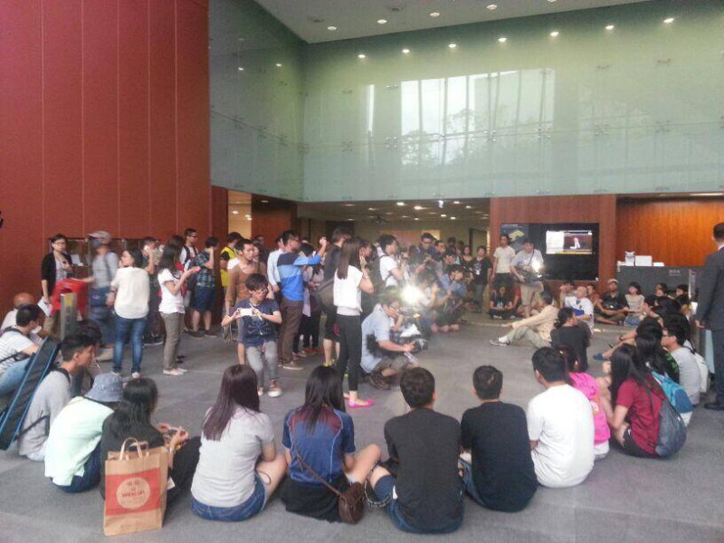 約百名抗議民眾在下午5點多衝破保安員守線，在香港立法會大堂坐下，示威者要求建制派議員出來交代，否決發展工程撥款、撤回東北計劃，否則不會離開立法會。圖：翻攝自香港獨立媒體網   