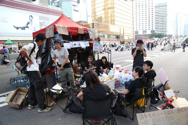 在金鐘佔領區干諾道天橋下的物資站因鄰近大會舞台，常是民眾集中的地方。圖：林雨佑/攝   