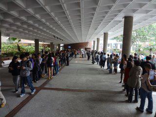 香港民間所發起的「民間全民投票」活動，23日當天一早，即遭到駭客入侵導致投票網站癱瘓，但卻激起了香港民眾的投票意願，前往投票站投票。圖為投票站外大排長龍的畫面。圖片來源：翻攝自網路。   