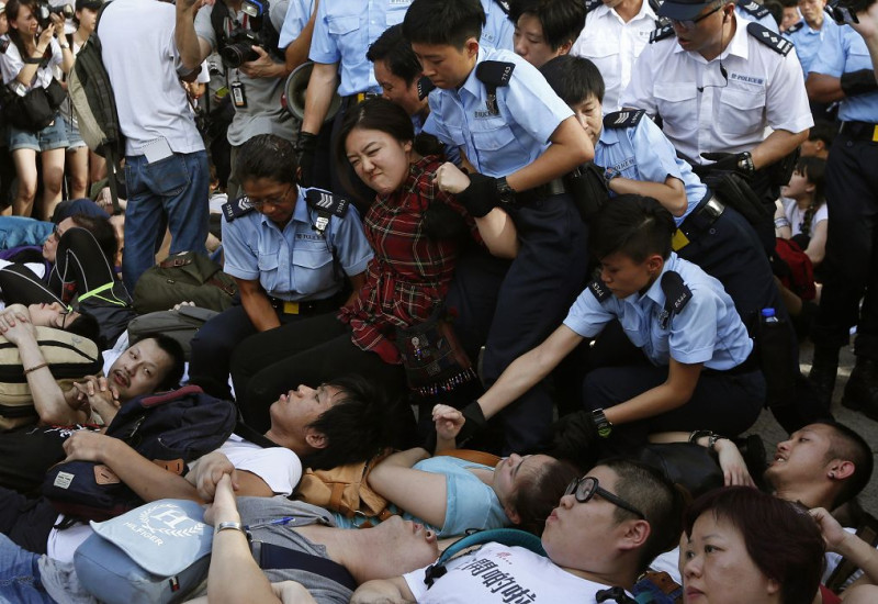 71遊行的香港民眾在徹夜靜坐後，2日上午遭警察強制抬離。圖片來源：達志影像/路透社   