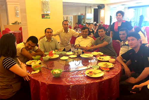 新疆醫科大學網站在官方網站上貼出校方6月24日為臨床畢業生舉辦畢業餐會，桌上杯盤狼籍。圖：翻攝新疆醫科大學官網   