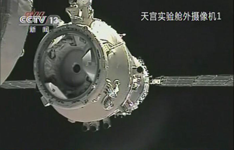 神舟八号太空梭与天宫一號第二次對接成功，圖為由天宮一號艙外攝影機所拍攝。圖片來源:翻攝自中國中央電視台。   