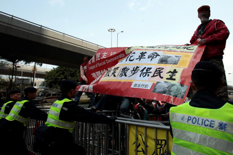 香港居民6日在中國香港聯絡處門外拉起橫幅布條聲援中國茉莉花革命。圖片來源：達志影像/路透社   