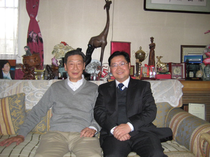 茅于軾教授與弟子段紹譯先生攝自北京家中。圖片來源：翻攝自茅于軾新浪個人部落格   
