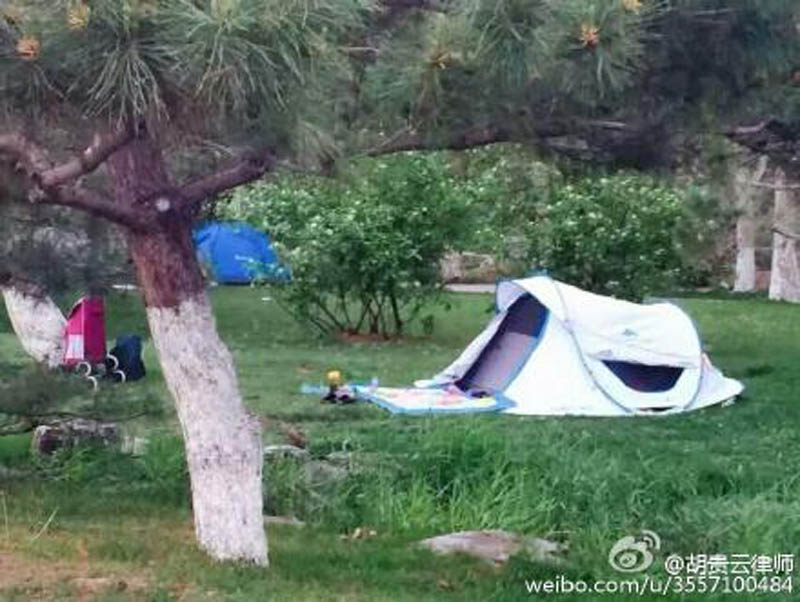 中國律師團被迫住帳篷，氣憤在微博po文怒斥。圖：翻攝網路   