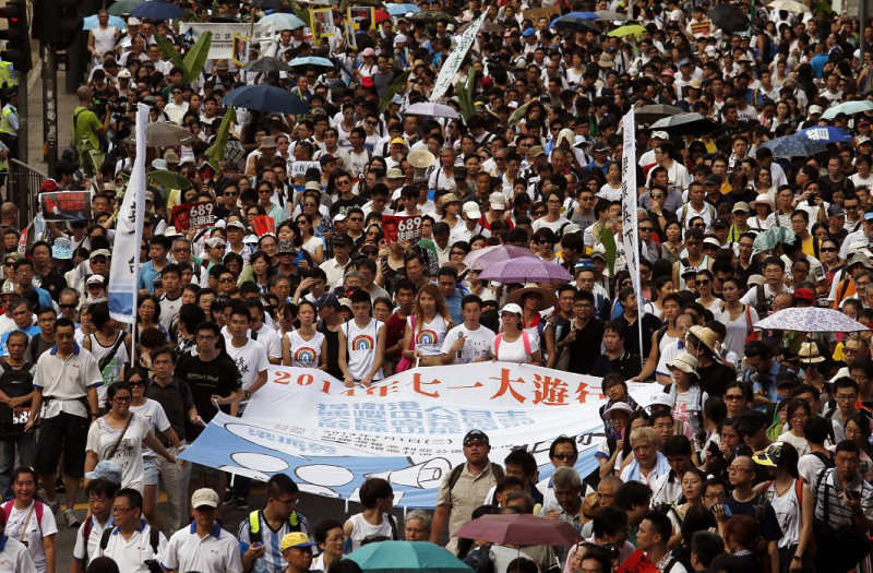 今（1）天是香港回歸17周年，由泛民主派發起的「71遊行」，以「不要白皮書、還我普選權」為主題，吸引好幾萬港民上街，圖片來源：達志影像/路透社   