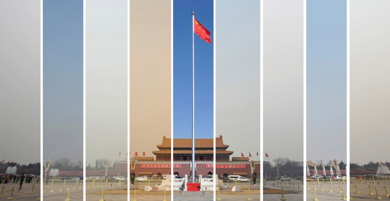 根據北京市旅遊發展委員會的最新報告，北京2013年遊客比前1年減少了10.3%。問題出在全球景氣不振、人民幣相對強勢，以及北京的汙染問題持續未見改善。圖為不同空氣品質下的天安門。圖片來源：達志影像/路透社資料照片。   