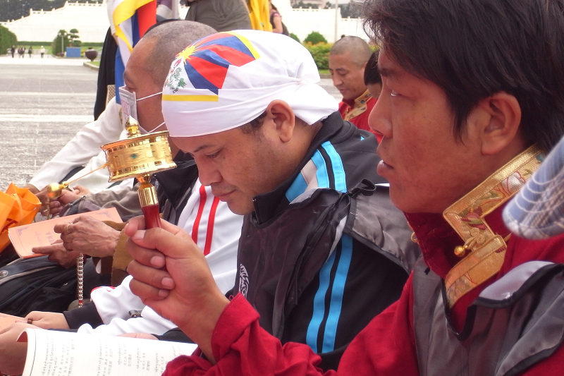 在台灣的流亡藏人及人權團體今（19）日上午在自由廣場前，以落髮、絕食及祈福活動，呼籲各界關注西藏的人權問題，他們也為犧牲生命的藏人同胞感到難過。圖片來源：楊宗興/攝   